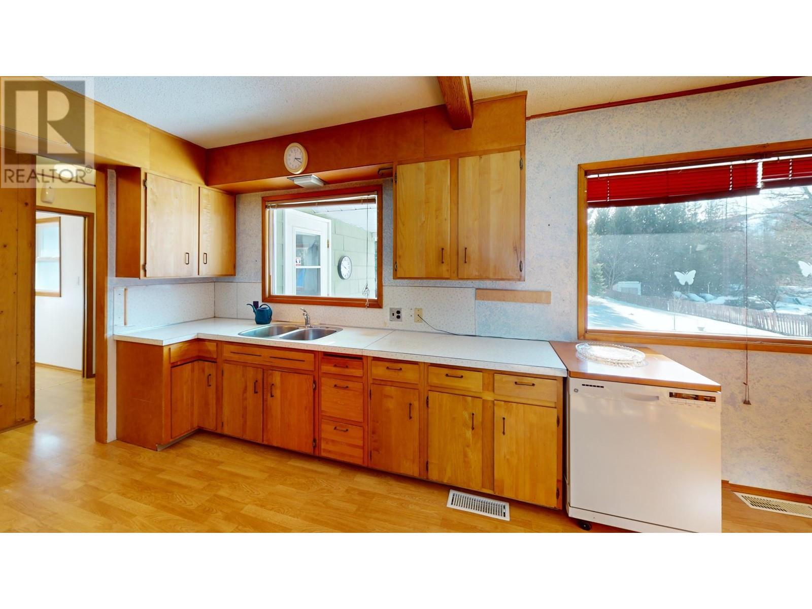 99 Tamarac Avenue, Fruitvale, British Columbia  V0G 1L0 - Photo 10 - 10334747