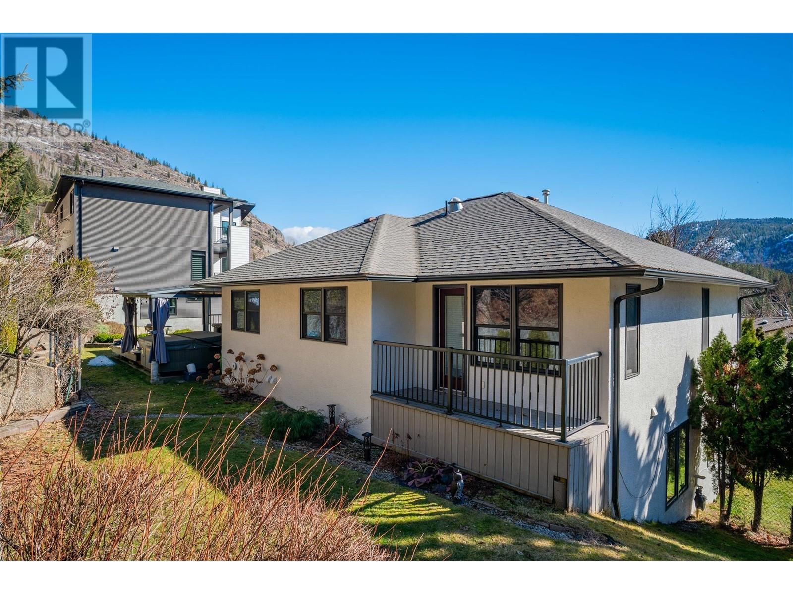 2381 Mcbride Street, Trail, British Columbia  V1R 3A6 - Photo 37 - 10338018