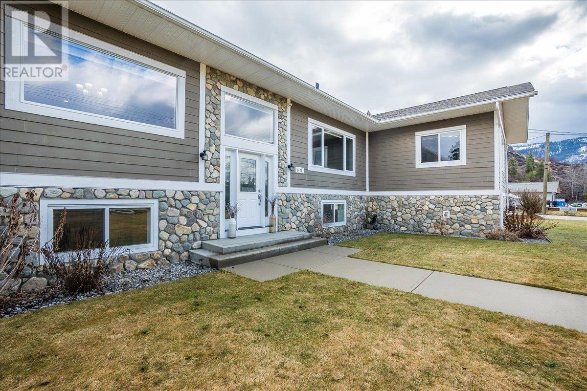 8480 Highway 22a, Trail, British Columbia  V1R 4W8 - Photo 2 - 10340482