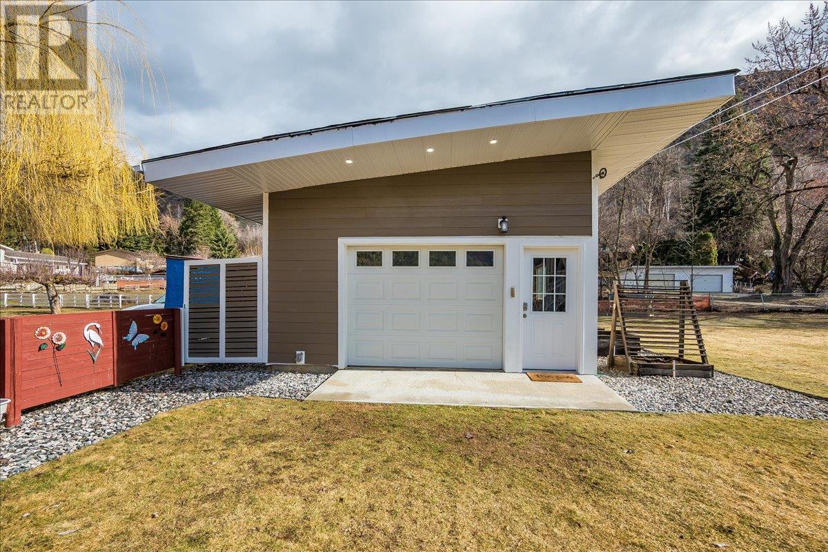 8480 Highway 22a, Trail, British Columbia  V1R 4W8 - Photo 6 - 10340482