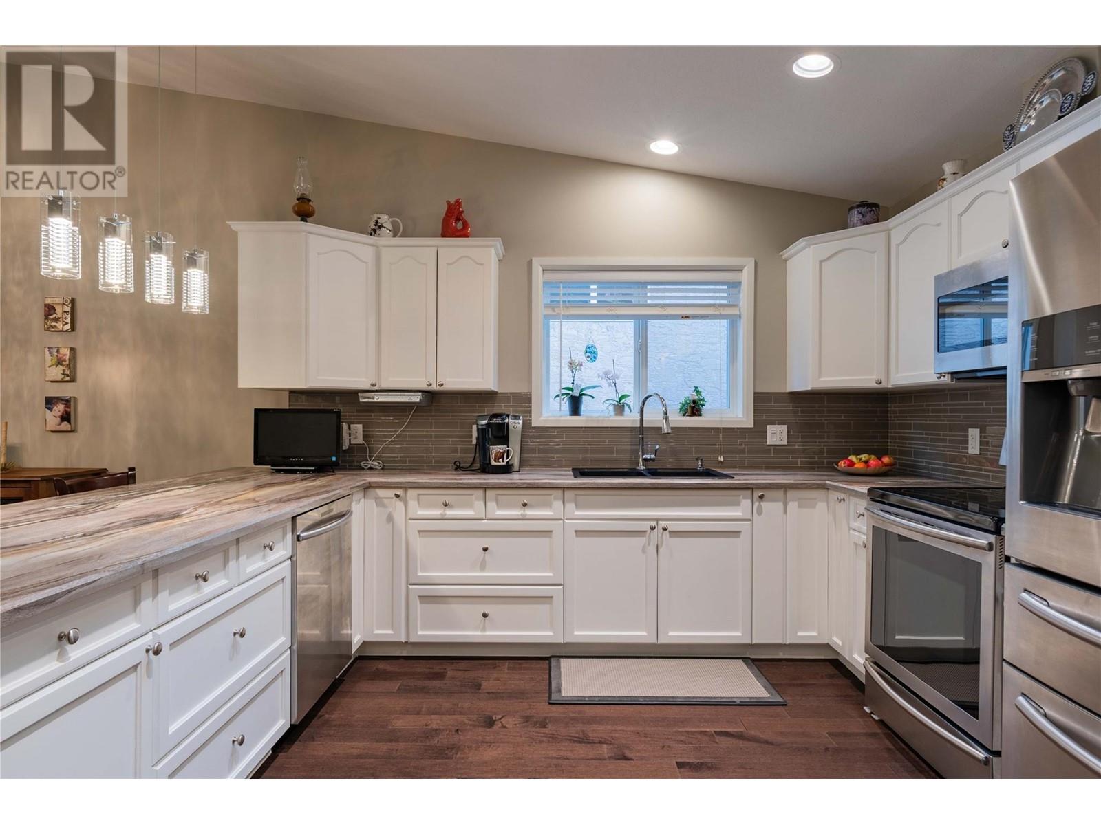 8102 Birchwood Drive, Trail, British Columbia  V1R 4Y3 - Photo 2 - 10340603