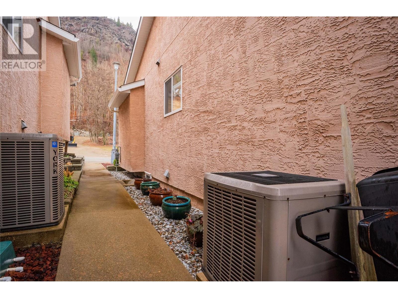 8102 Birchwood Drive, Trail, British Columbia  V1R 4Y3 - Photo 33 - 10340603
