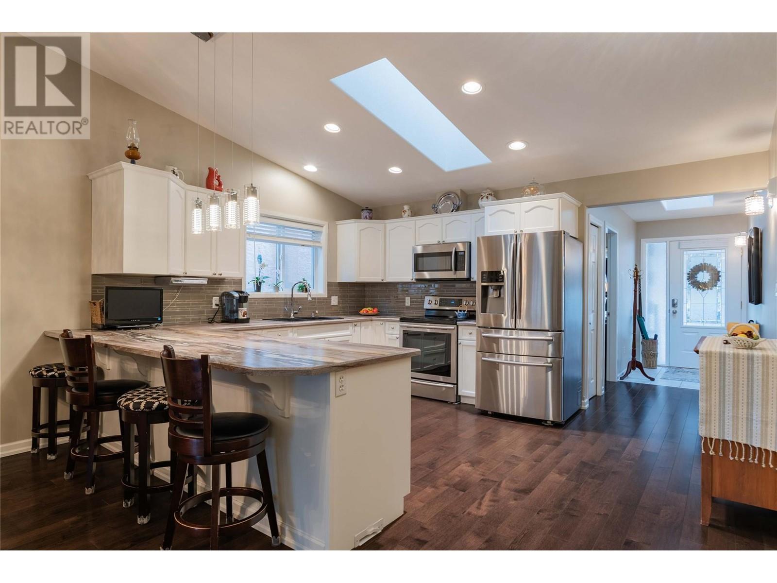 8102 Birchwood Drive, Trail, British Columbia  V1R 4Y3 - Photo 6 - 10340603