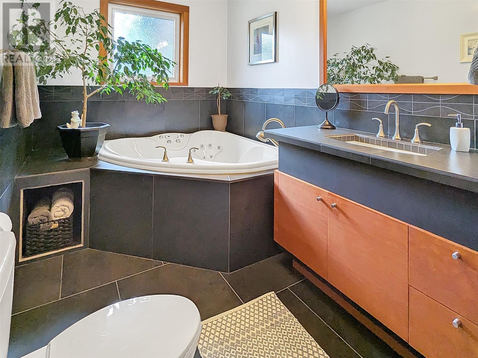 303 Delany Avenue, Slocan, British Columbia  V0G 2C0 - Photo 23 - 10341059