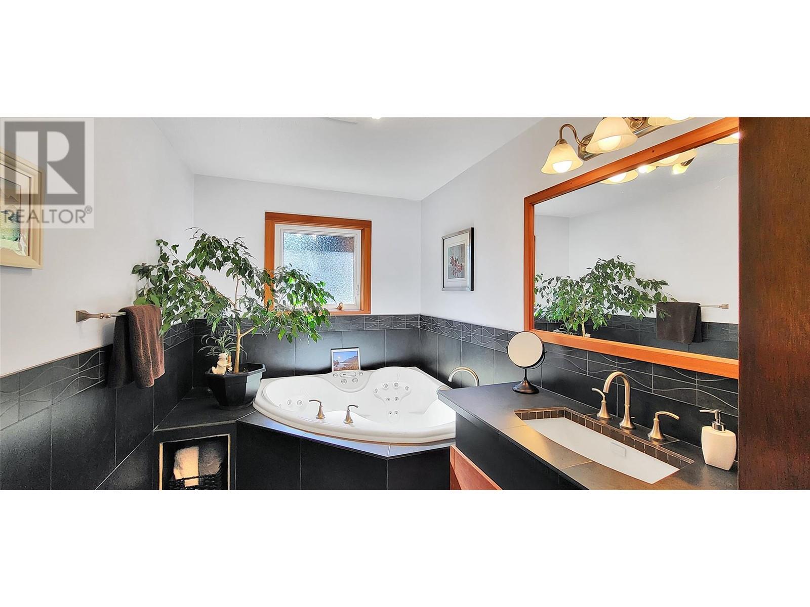 303 Delany Avenue, Slocan, British Columbia  V0G 2C0 - Photo 24 - 10341059