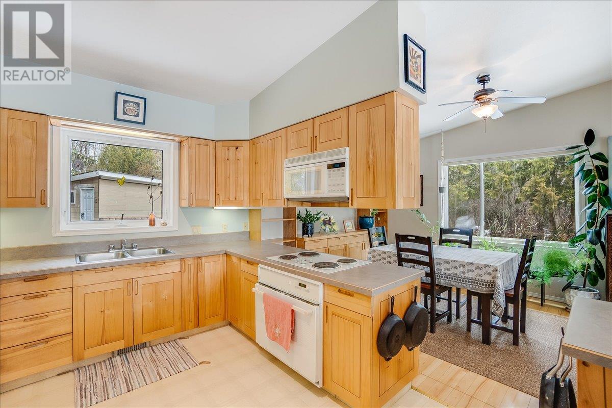 304 Hubscher Road, Fruitvale, British Columbia  V0G 1L1 - Photo 14 - 10339674