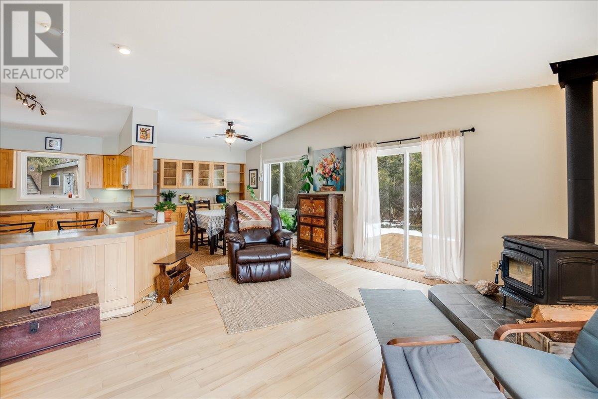 304 Hubscher Road, Fruitvale, British Columbia  V0G 1L1 - Photo 15 - 10339674