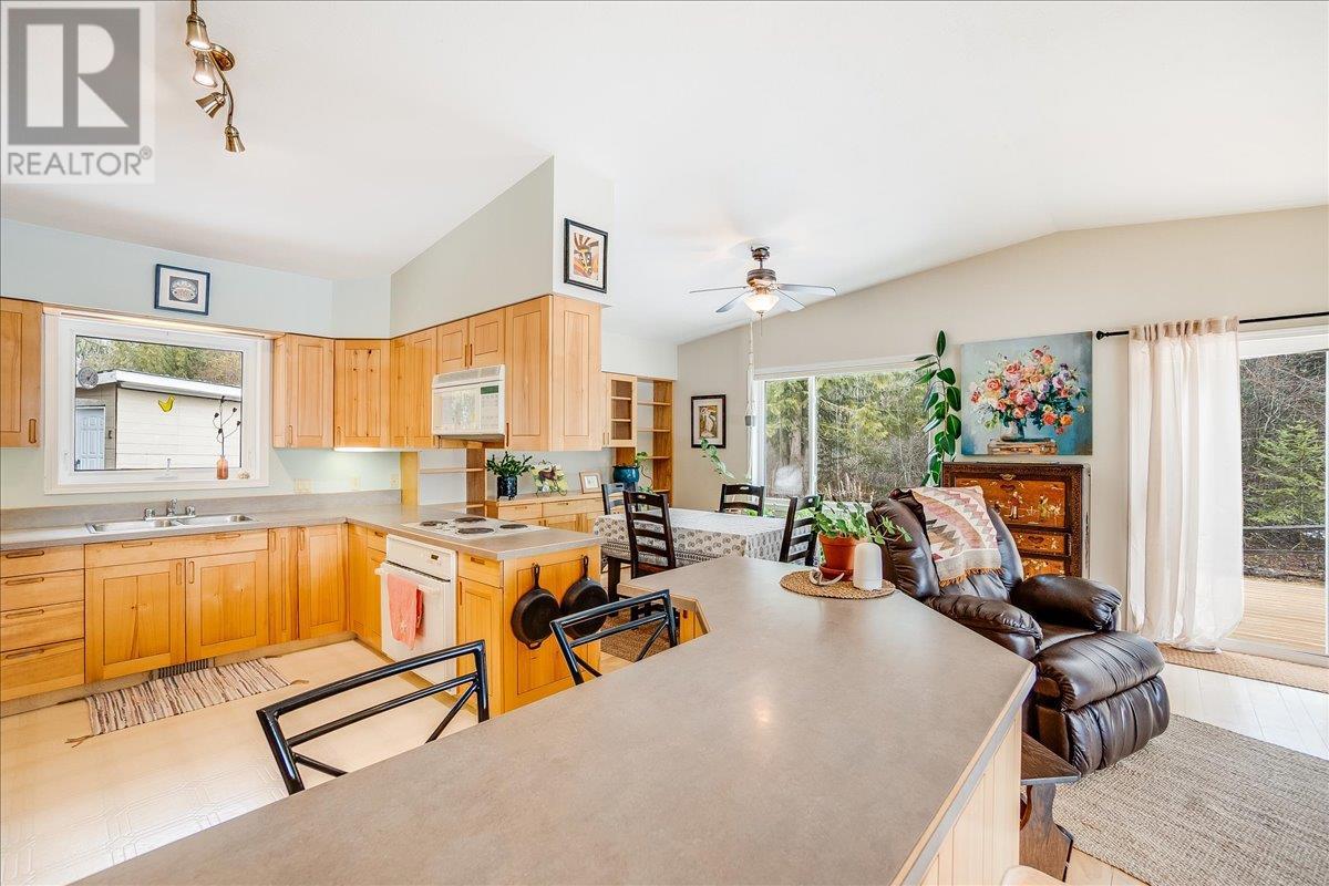 304 Hubscher Road, Fruitvale, British Columbia  V0G 1L1 - Photo 19 - 10339674