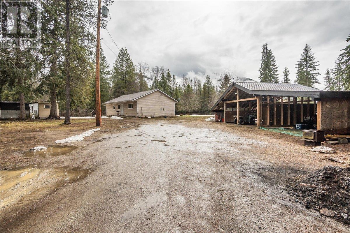 304 Hubscher Road, Fruitvale, British Columbia  V0G 1L1 - Photo 4 - 10339674