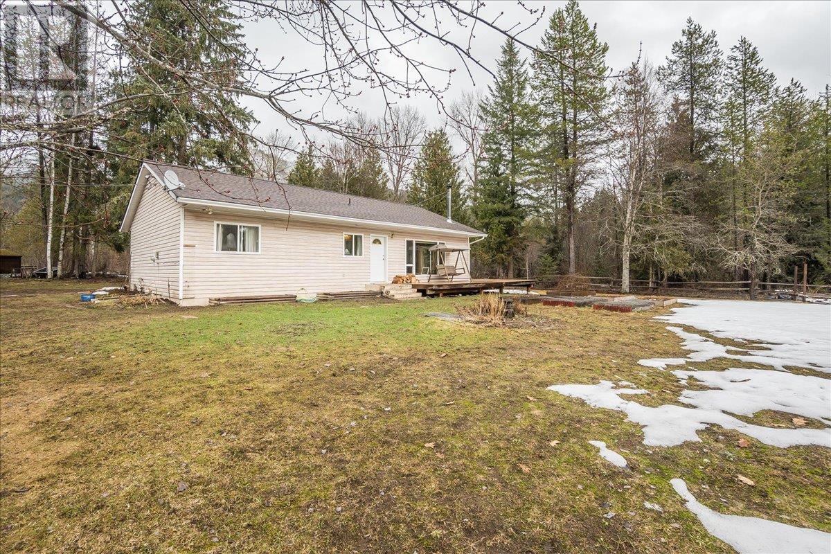 304 Hubscher Road, Fruitvale, British Columbia  V0G 1L1 - Photo 5 - 10339674