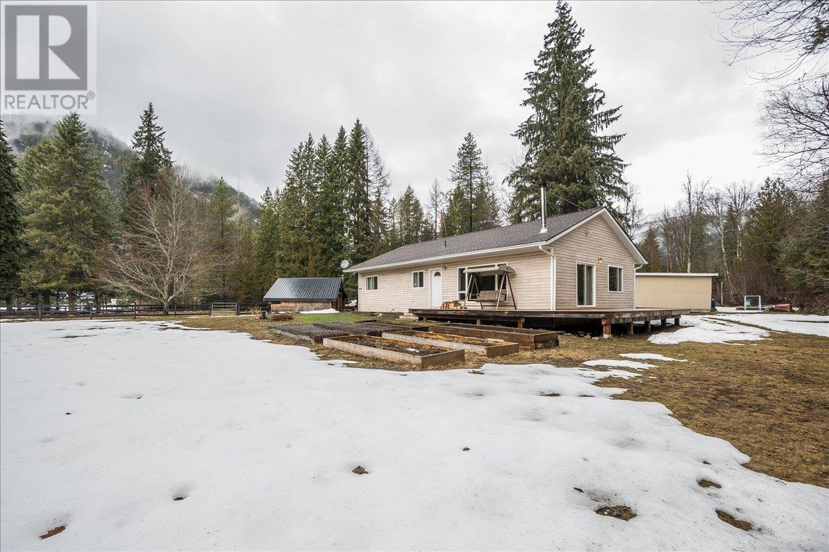 304 Hubscher Road, Fruitvale, British Columbia  V0G 1L1 - Photo 9 - 10339674