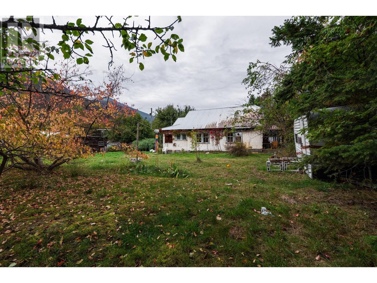 713 Arthur Street, Slocan, British Columbia  V0G 2C0 - Photo 3 - 10341877
