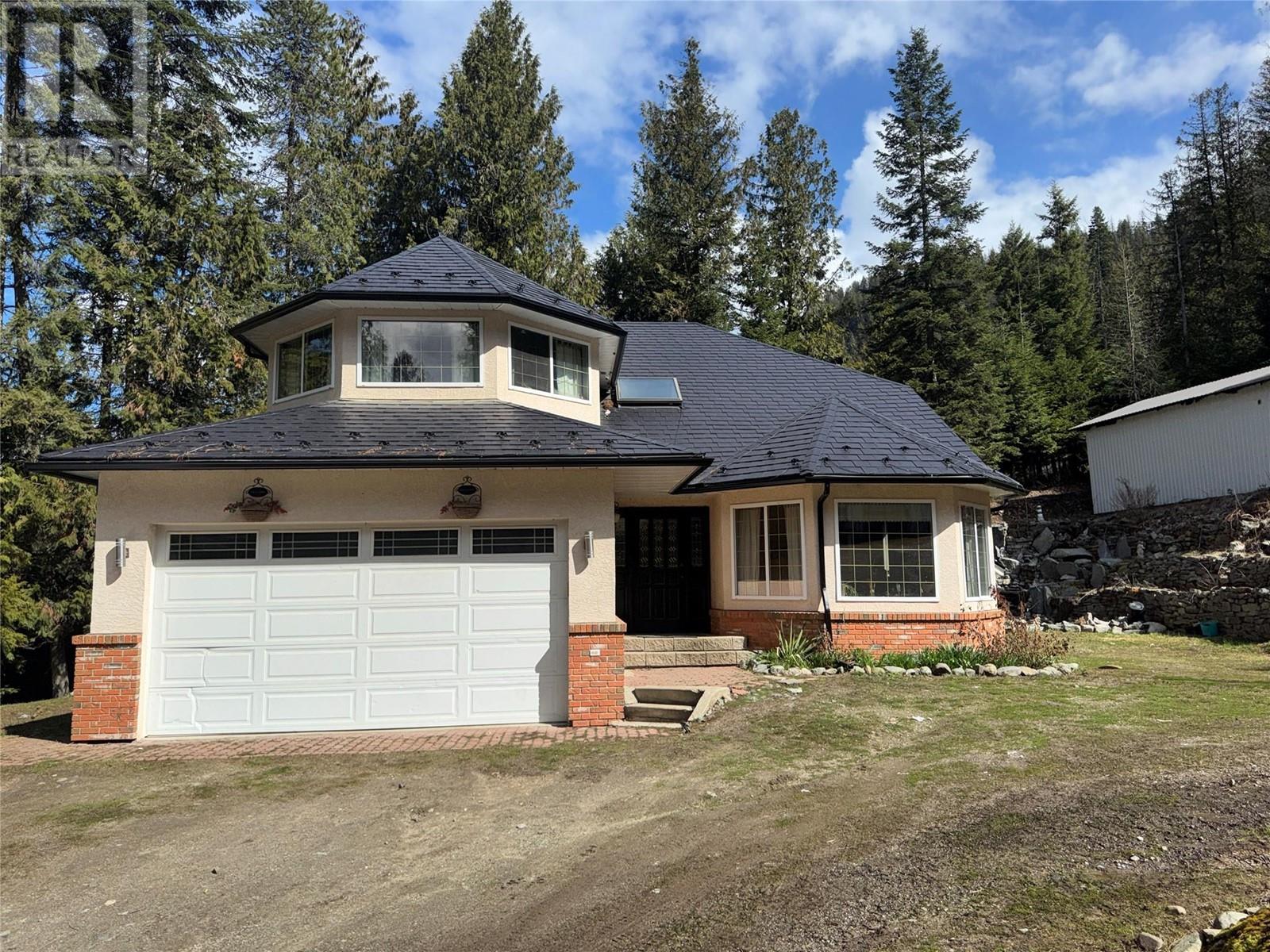 2300 Old Salmo Road, Fruitvale, British Columbia  V0G 1L0 - Photo 2 - 10342544