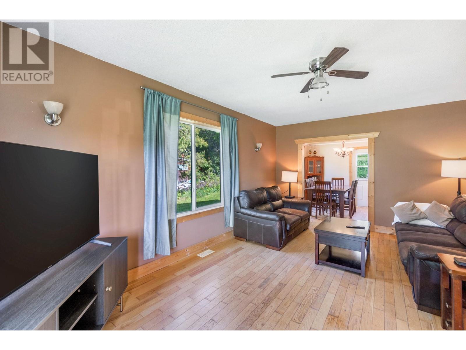 3289 Broadwater Road, Robson, British Columbia  V0G 1X0 - Photo 10 - 10343034