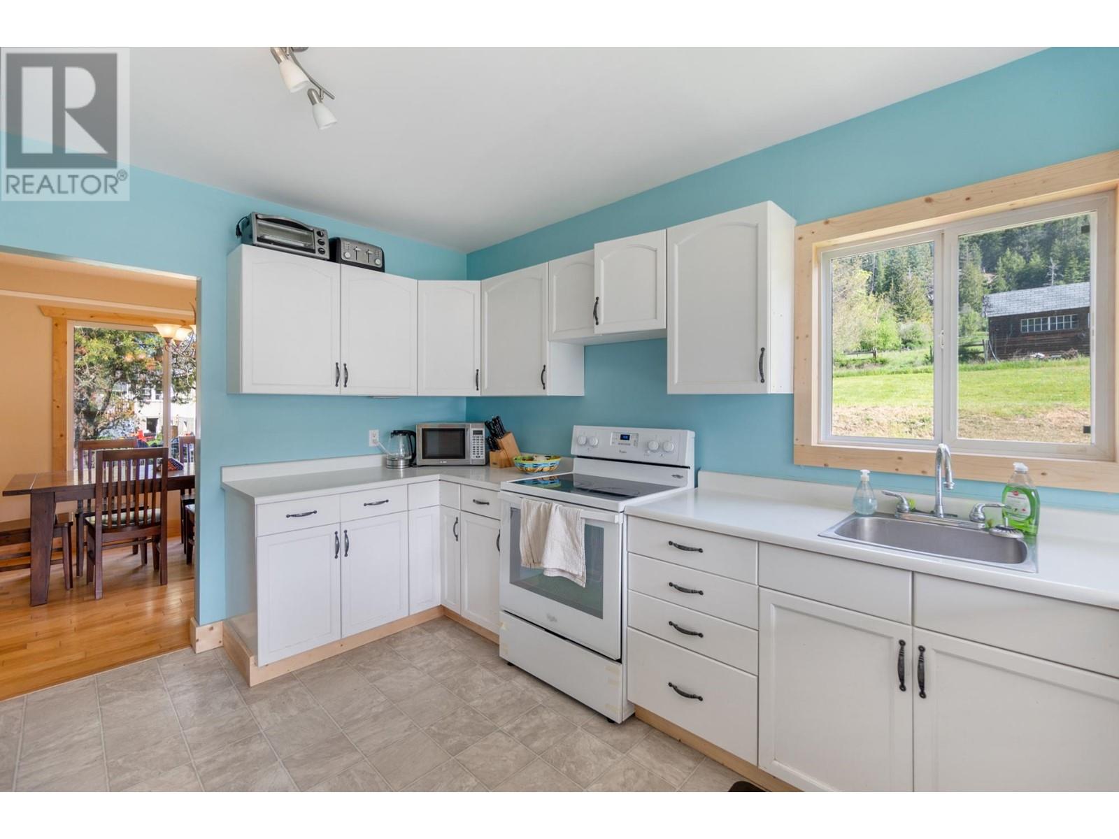 3289 Broadwater Road, Robson, British Columbia  V0G 1X0 - Photo 13 - 10343034