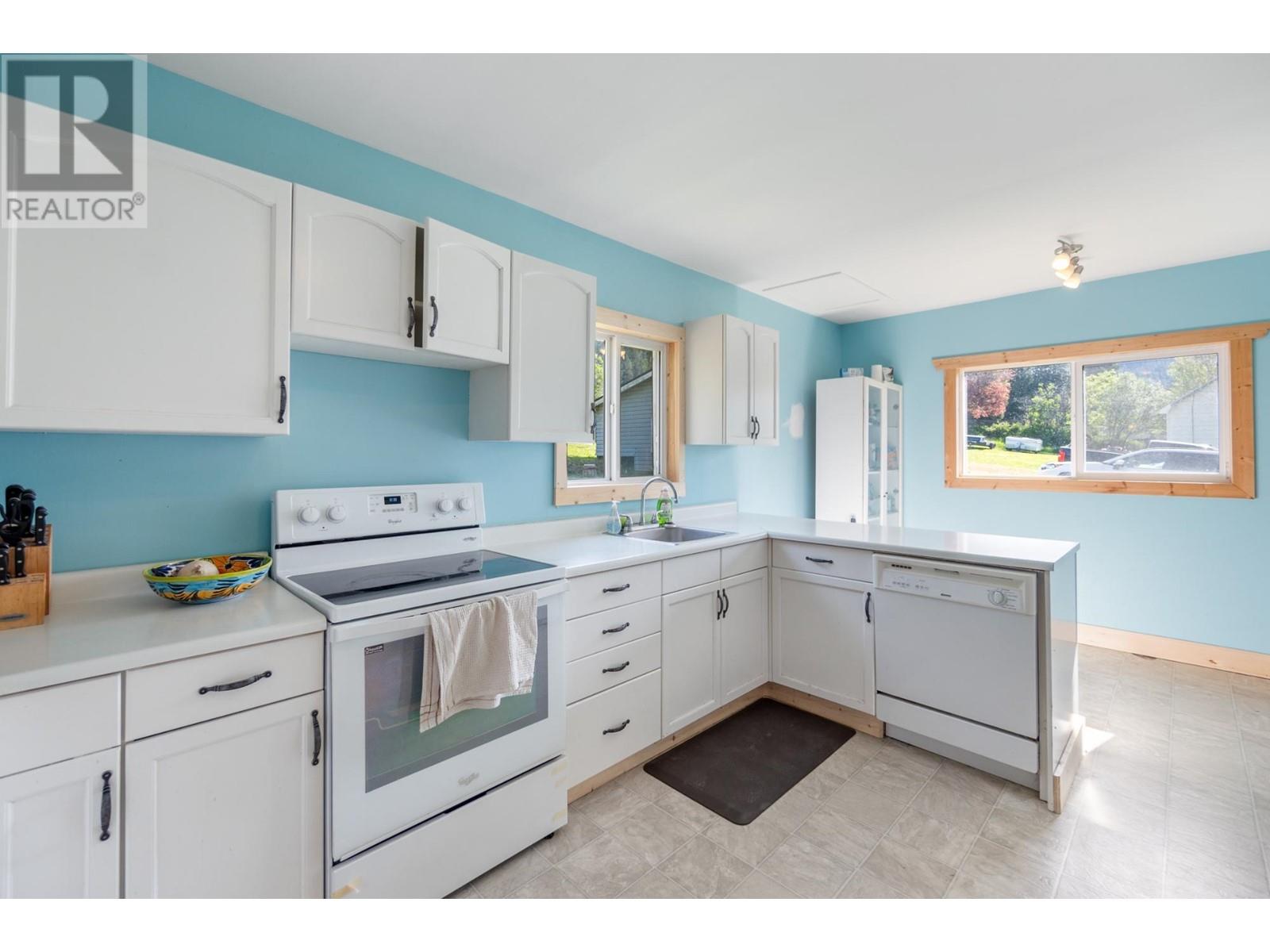 3289 Broadwater Road, Robson, British Columbia  V0G 1X0 - Photo 14 - 10343034