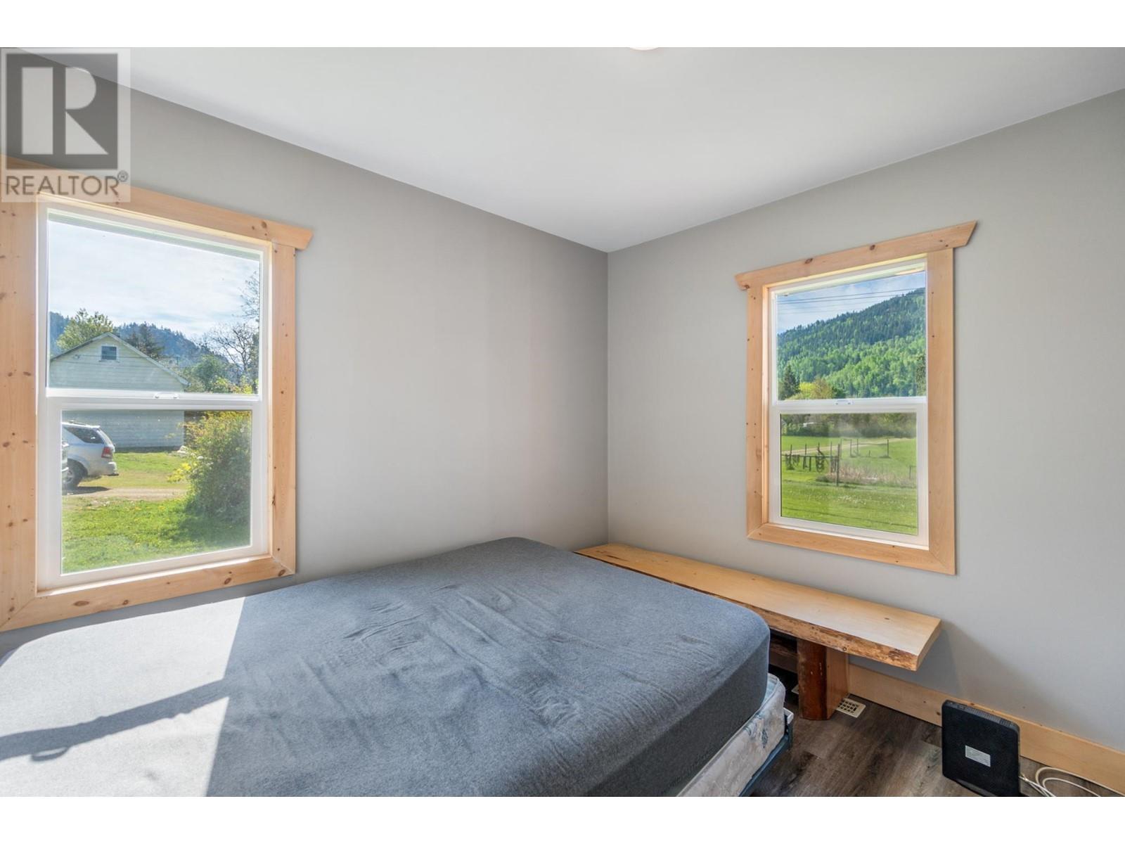 3289 Broadwater Road, Robson, British Columbia  V0G 1X0 - Photo 15 - 10343034