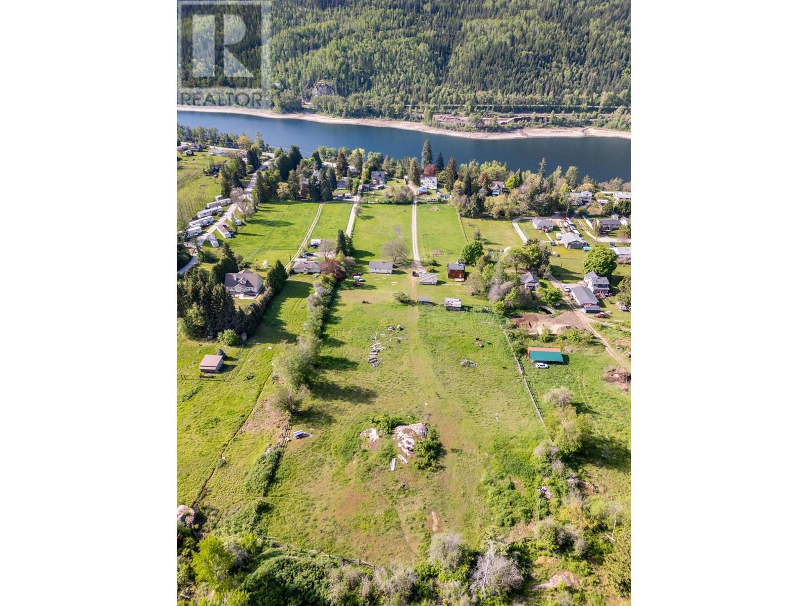 3289 Broadwater Road, Robson, British Columbia  V0G 1X0 - Photo 3 - 10343034