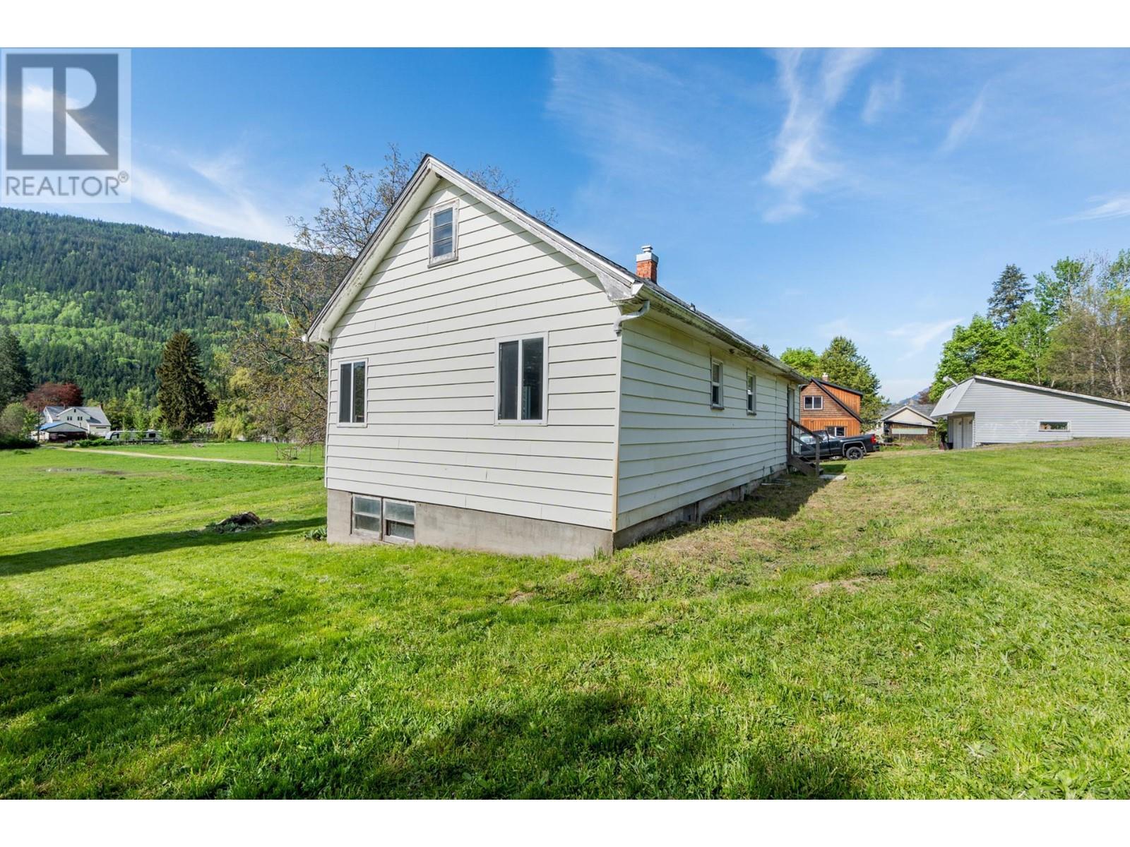 3289 Broadwater Road, Robson, British Columbia  V0G 1X0 - Photo 31 - 10343034