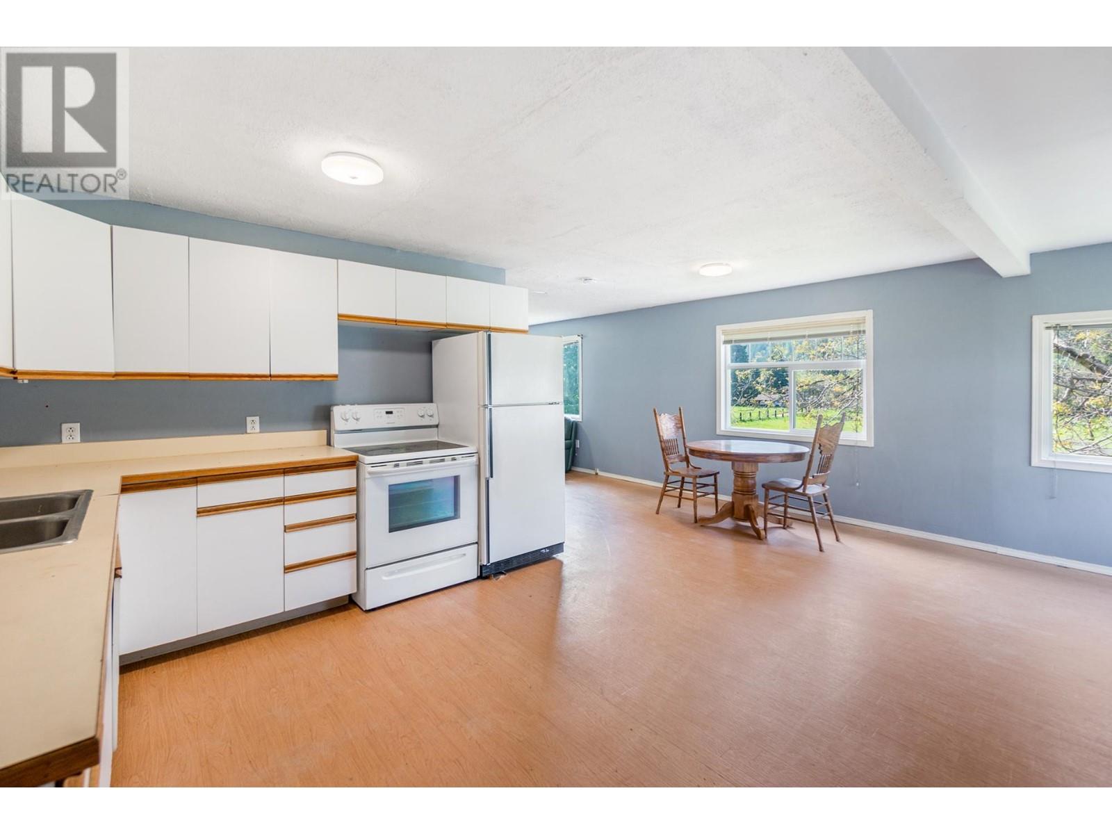 3289 Broadwater Road, Robson, British Columbia  V0G 1X0 - Photo 32 - 10343034