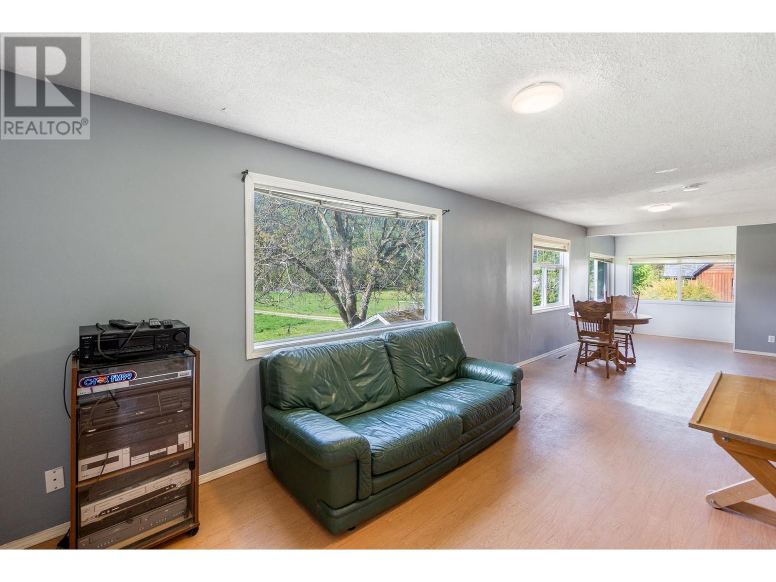 3289 Broadwater Road, Robson, British Columbia  V0G 1X0 - Photo 34 - 10343034