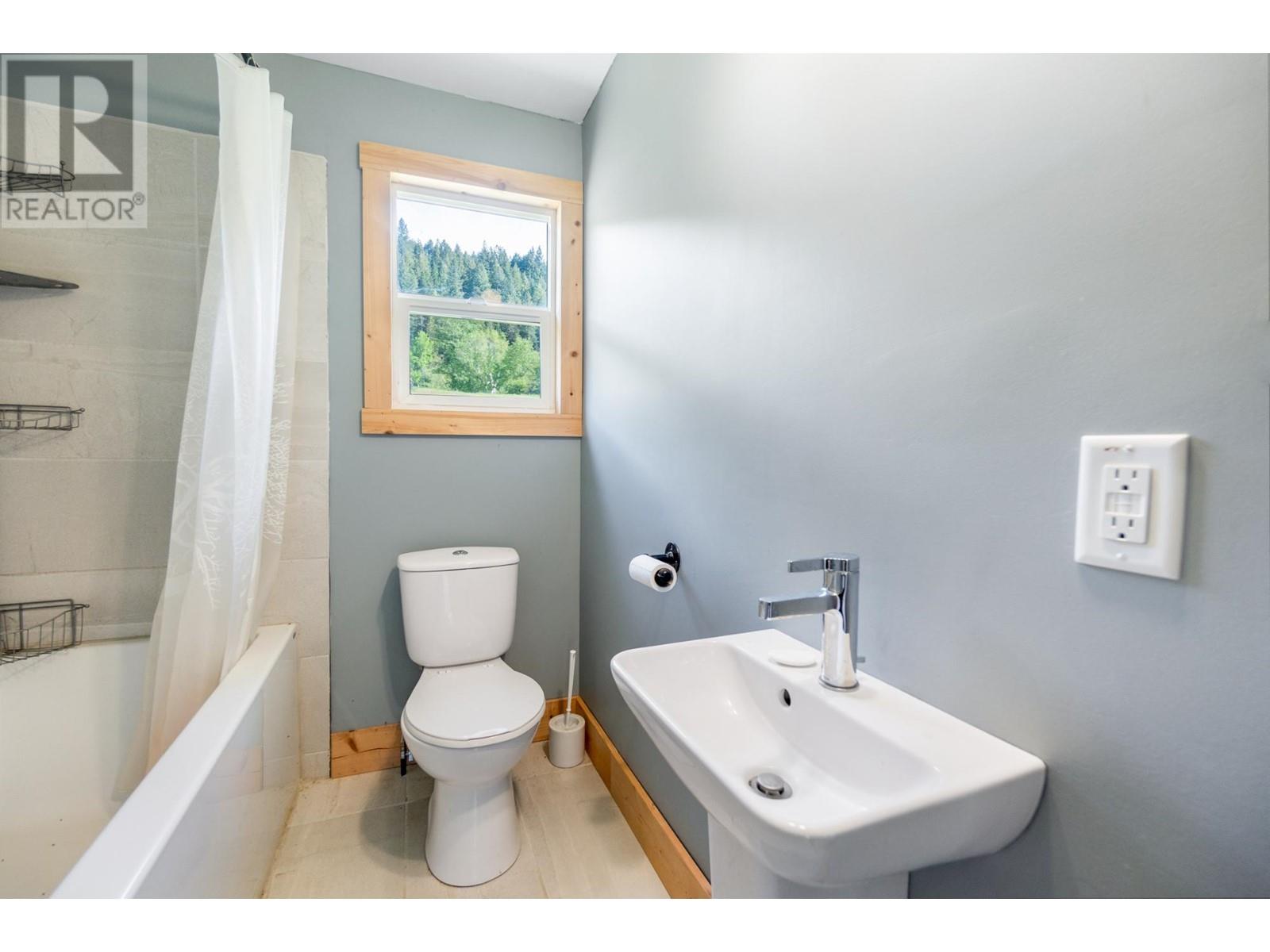 3289 Broadwater Road, Robson, British Columbia  V0G 1X0 - Photo 36 - 10343034