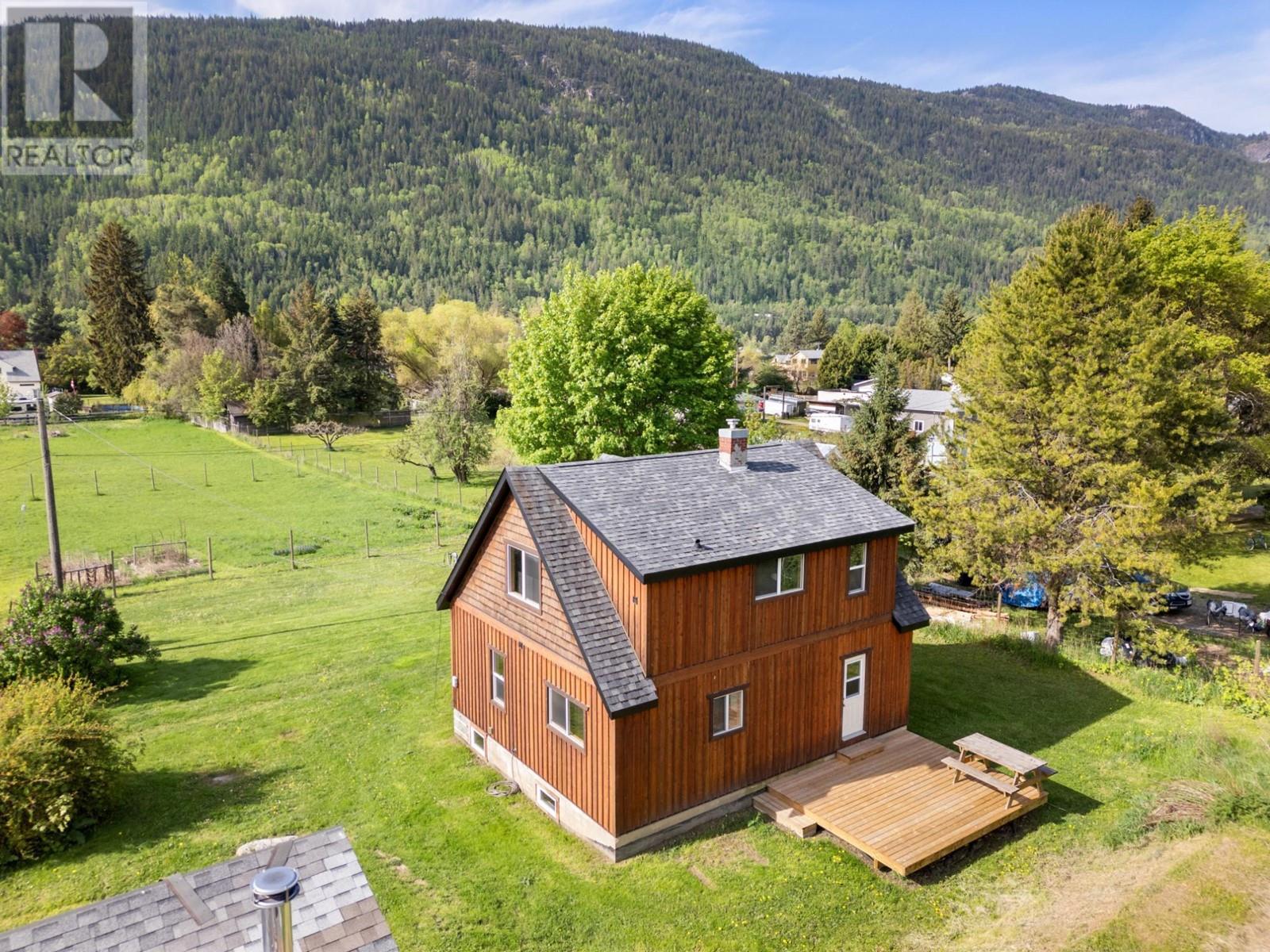 3289 Broadwater Road, Robson, British Columbia  V0G 1X0 - Photo 7 - 10343034