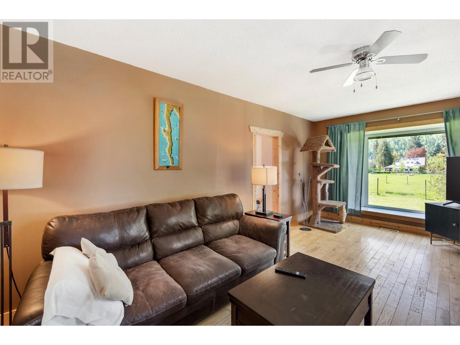 3289 Broadwater Road, Robson, British Columbia  V0G 1X0 - Photo 9 - 10343034