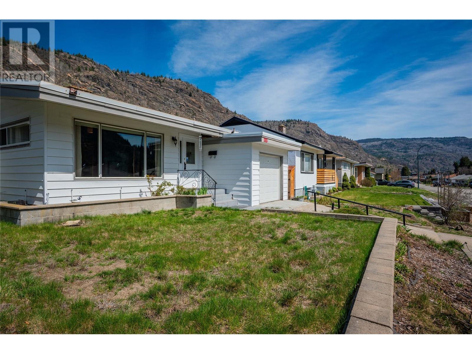 3313 Dahlia Crescent, Trail, British Columbia  V1R 2Y1 - Photo 4 - 10343956