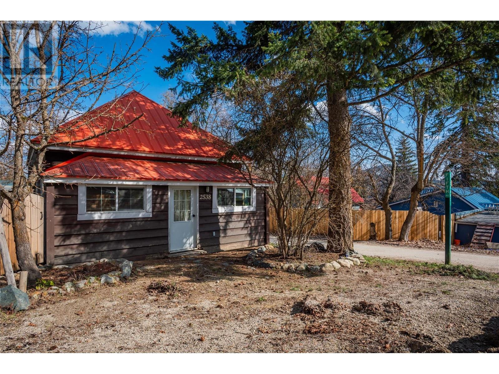 2538 Spokane Street, Rossland, British Columbia  V0G 1Y0 - Photo 2 - 10344181