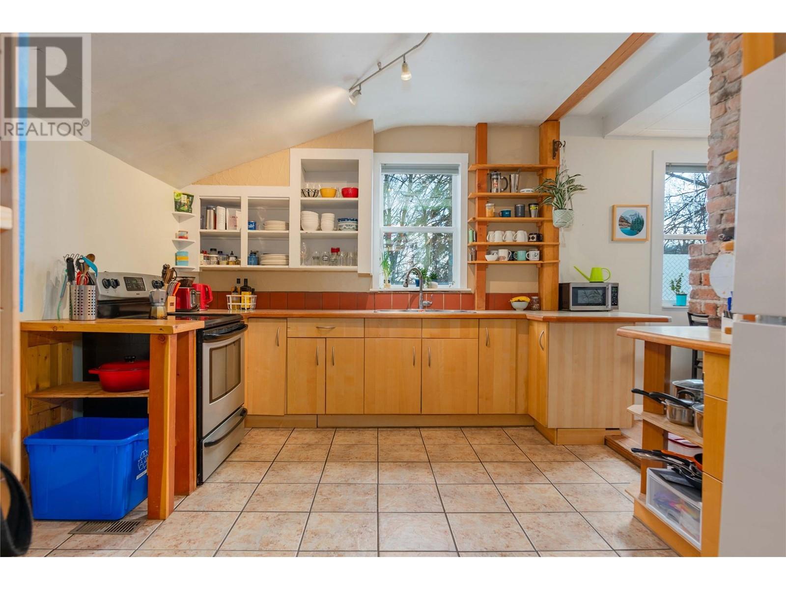 2538 Spokane Street, Rossland, British Columbia  V0G 1Y0 - Photo 3 - 10344181