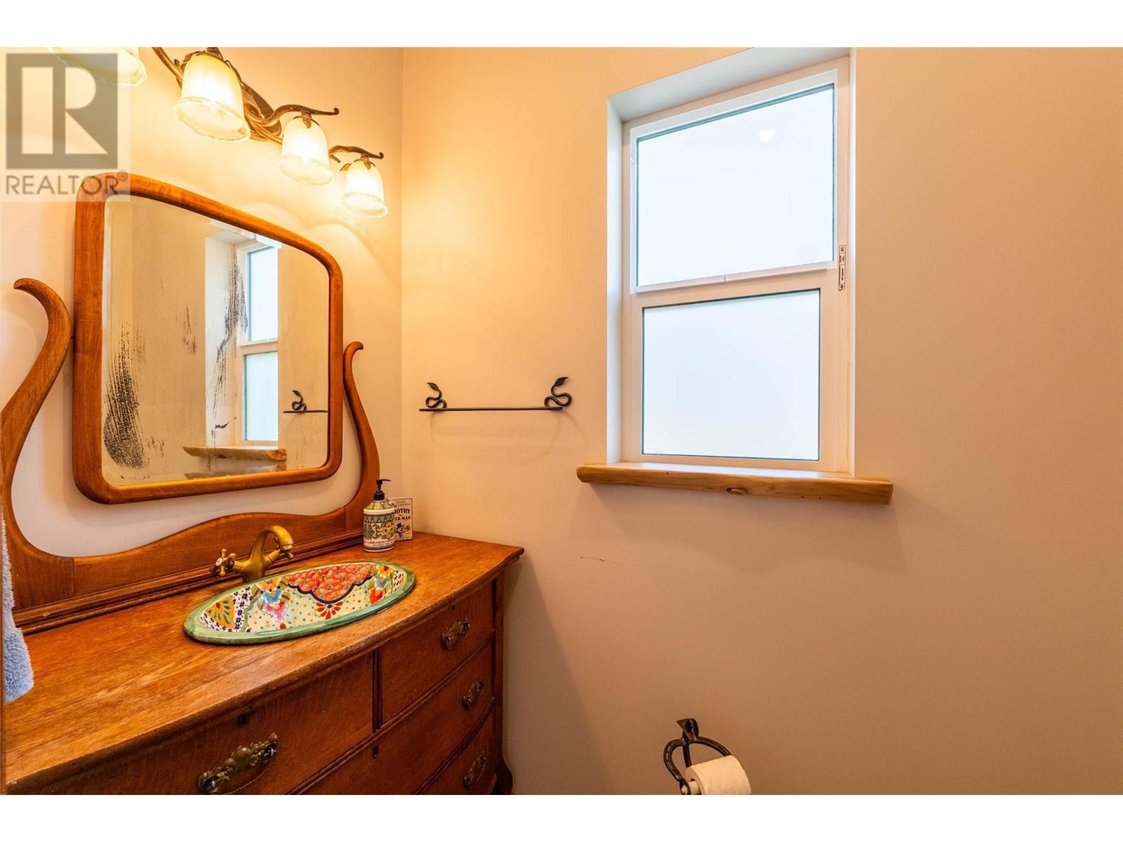 8774 6 Highway, Salmo, British Columbia  V0G 1Z0 - Photo 16 - 10343213