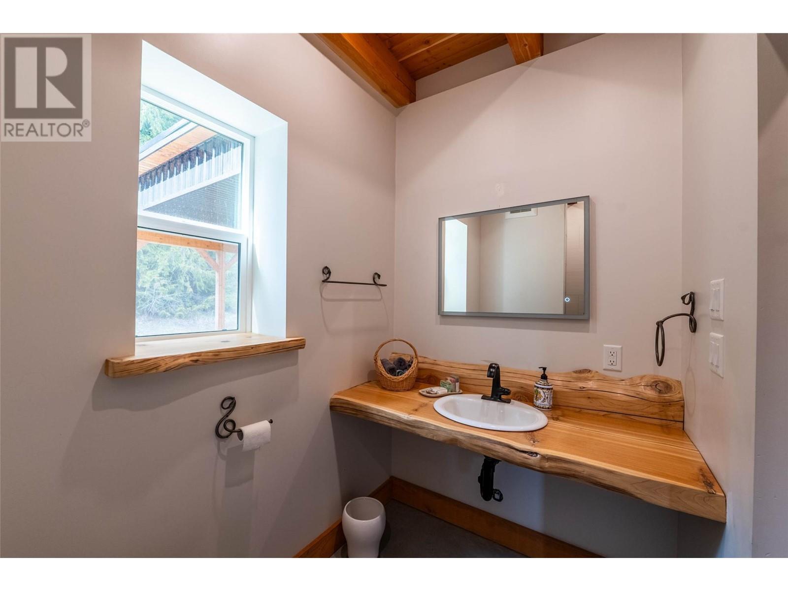 8774 6 Highway, Salmo, British Columbia  V0G 1Z0 - Photo 21 - 10343213