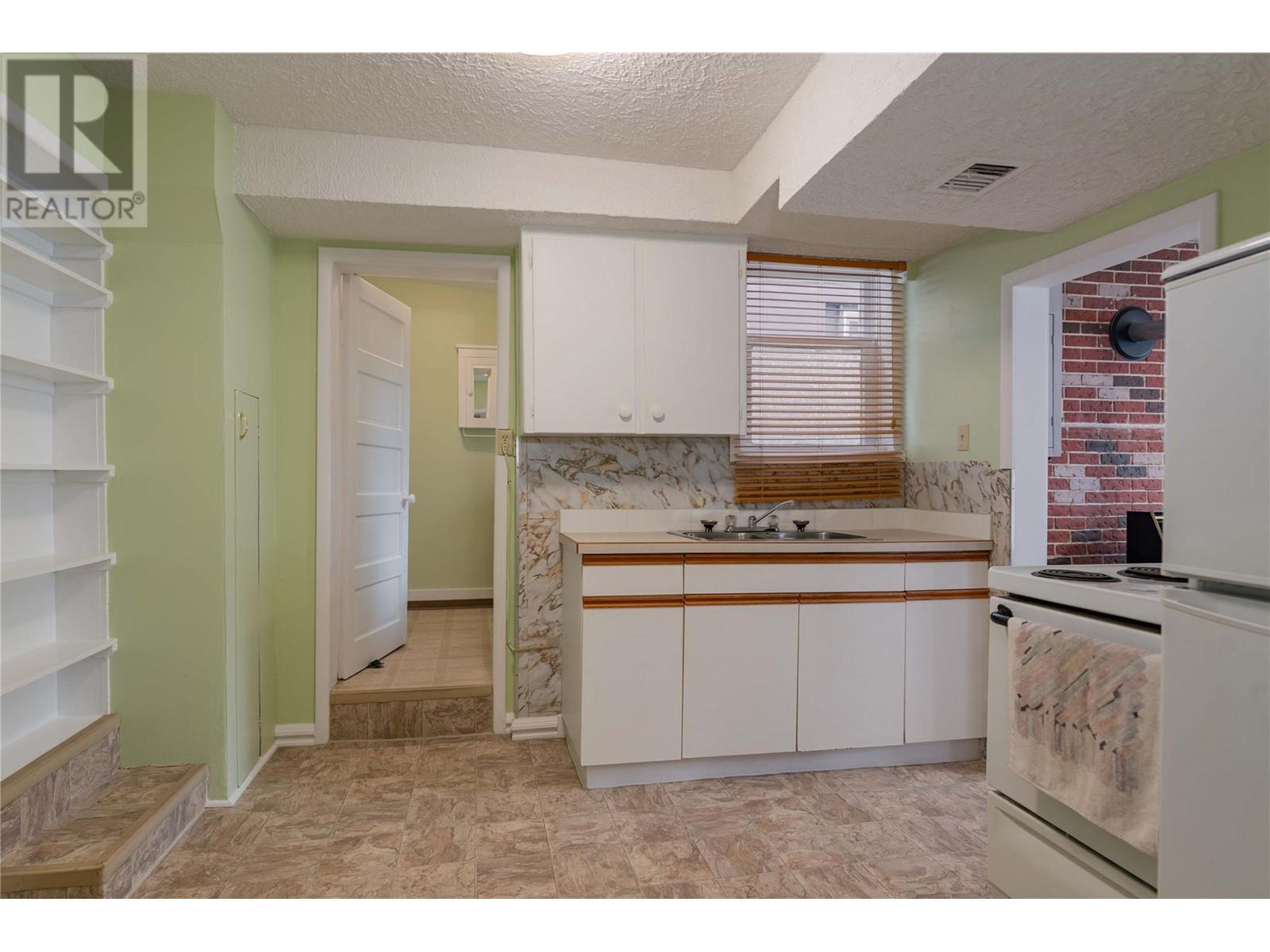 916 Nelson Avenue, Trail, British Columbia  V1R 3H2 - Photo 2 - 10344236