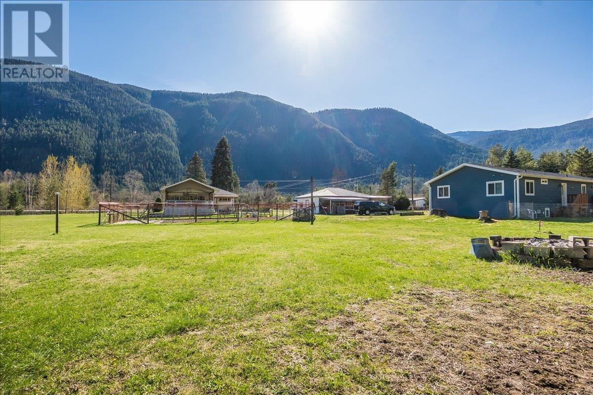 3006 Highway 6 Highway, Slocan Park, British Columbia  V0G 2E0 - Photo 10 - 10344520