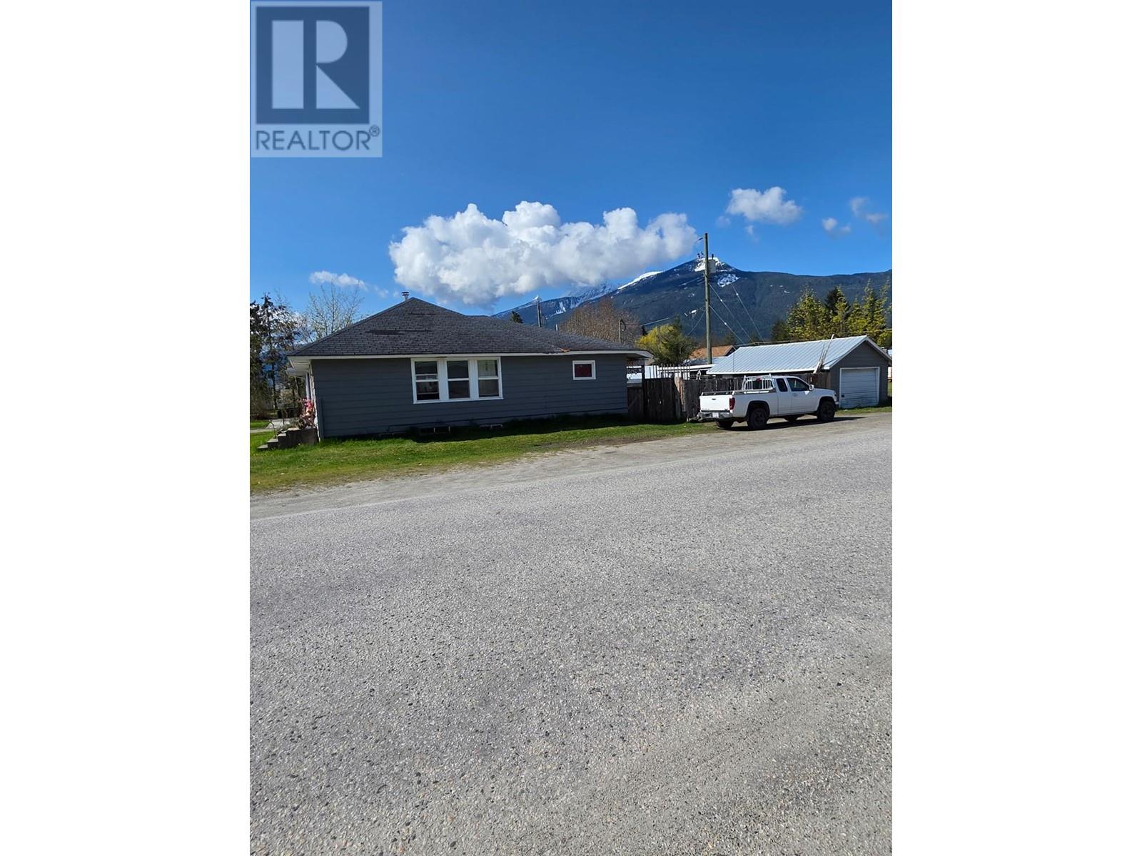 316 6th Avenue, Nakusp, British Columbia  V0G 1R0 - Photo 2 - 10344701