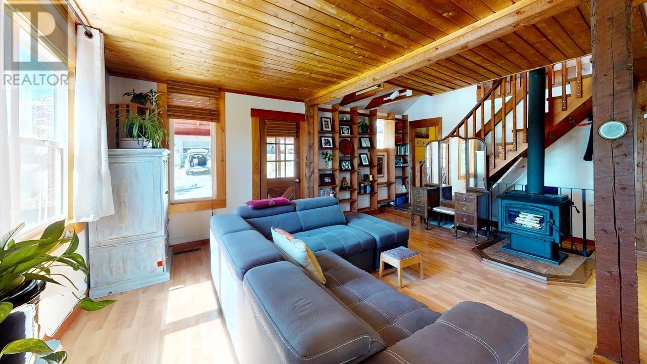 2034 Cliff Street, Rossland, British Columbia  V0G 1Y0 - Photo 1 - 10344722