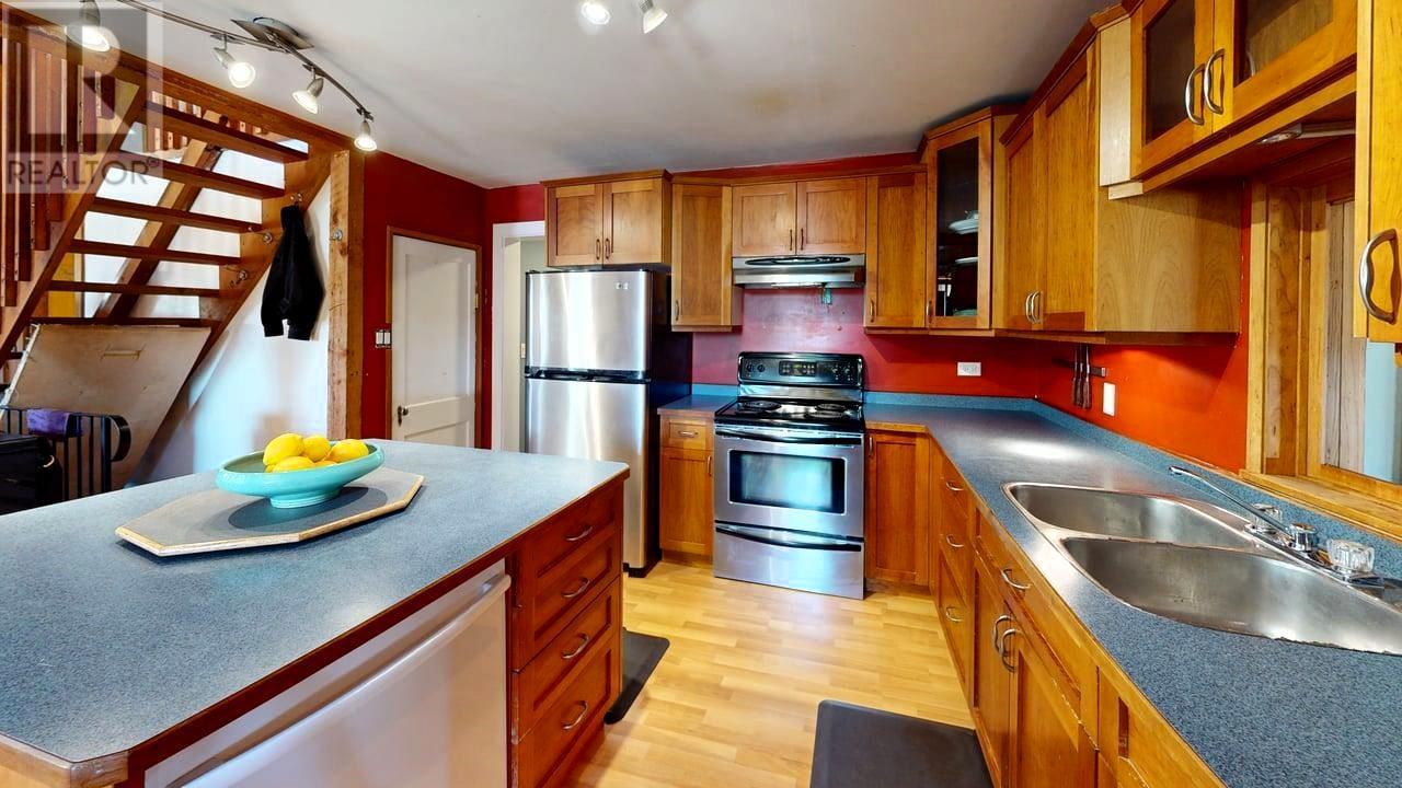 2034 Cliff Street, Rossland, British Columbia  V0G 1Y0 - Photo 3 - 10344722