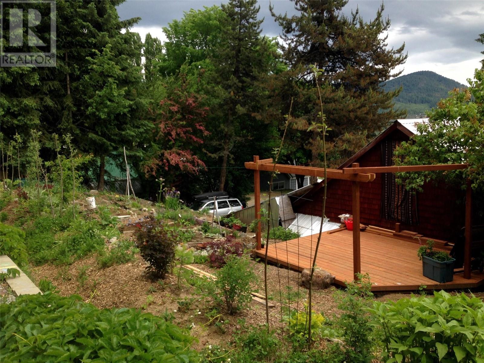2034 Cliff Street, Rossland, British Columbia  V0G 1Y0 - Photo 9 - 10344722