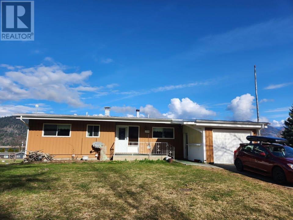 208 Maple Street, Fauquier, British Columbia  V0G 1K0 - Photo 1 - 10344804