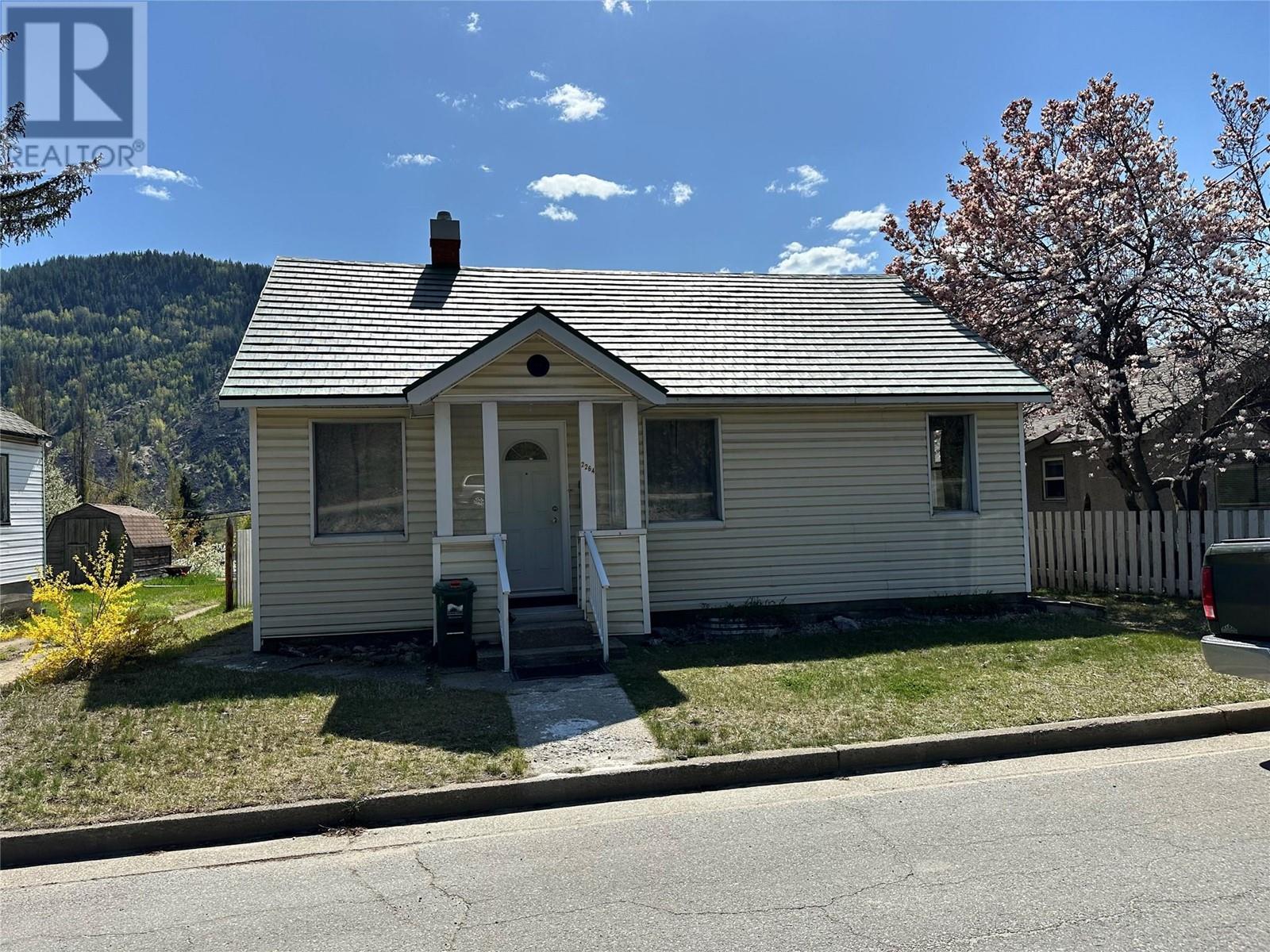 2264 Eighth Avenue, Trail, British Columbia  V1R 3E3 - Photo 1 - 10344990