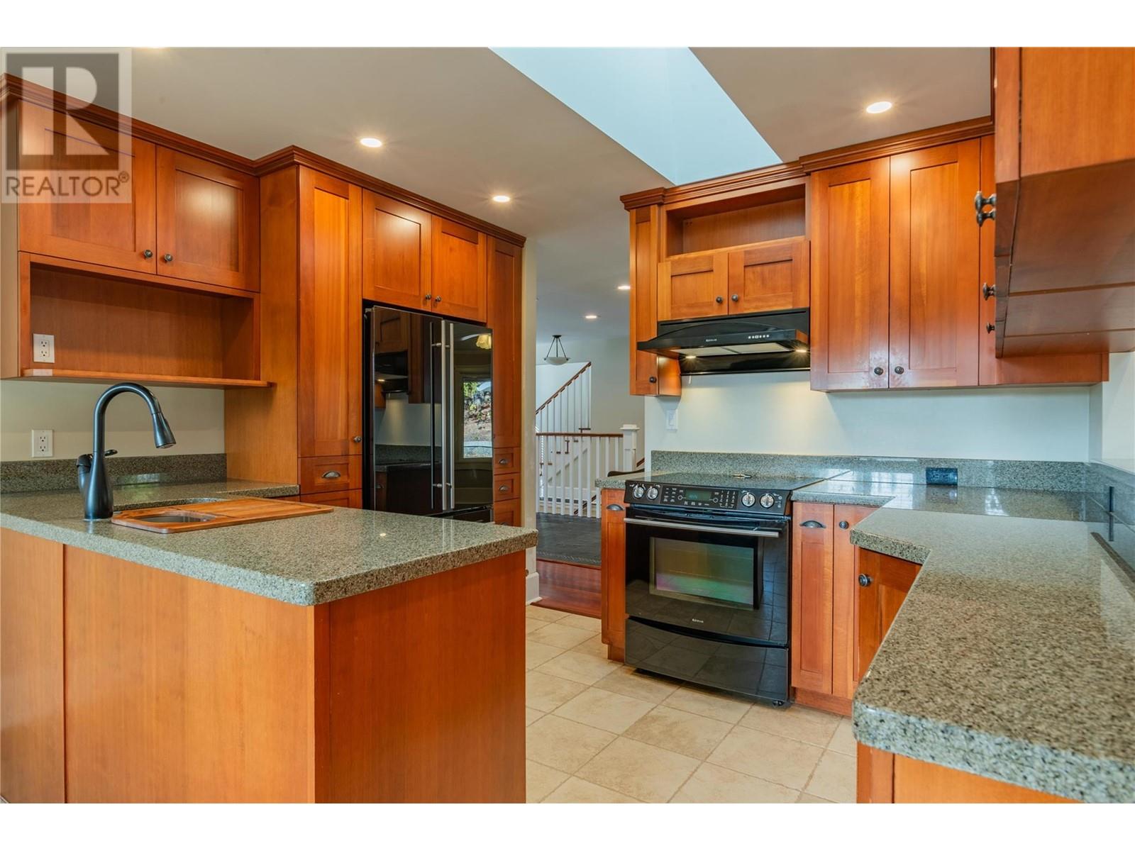 635 Highway 22 Highway, Rossland, British Columbia  V0G 1Y0 - Photo 14 - 10345176