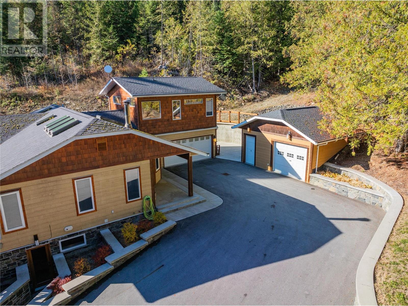 635 Highway 22 Highway, Rossland, British Columbia  V0G 1Y0 - Photo 2 - 10345176