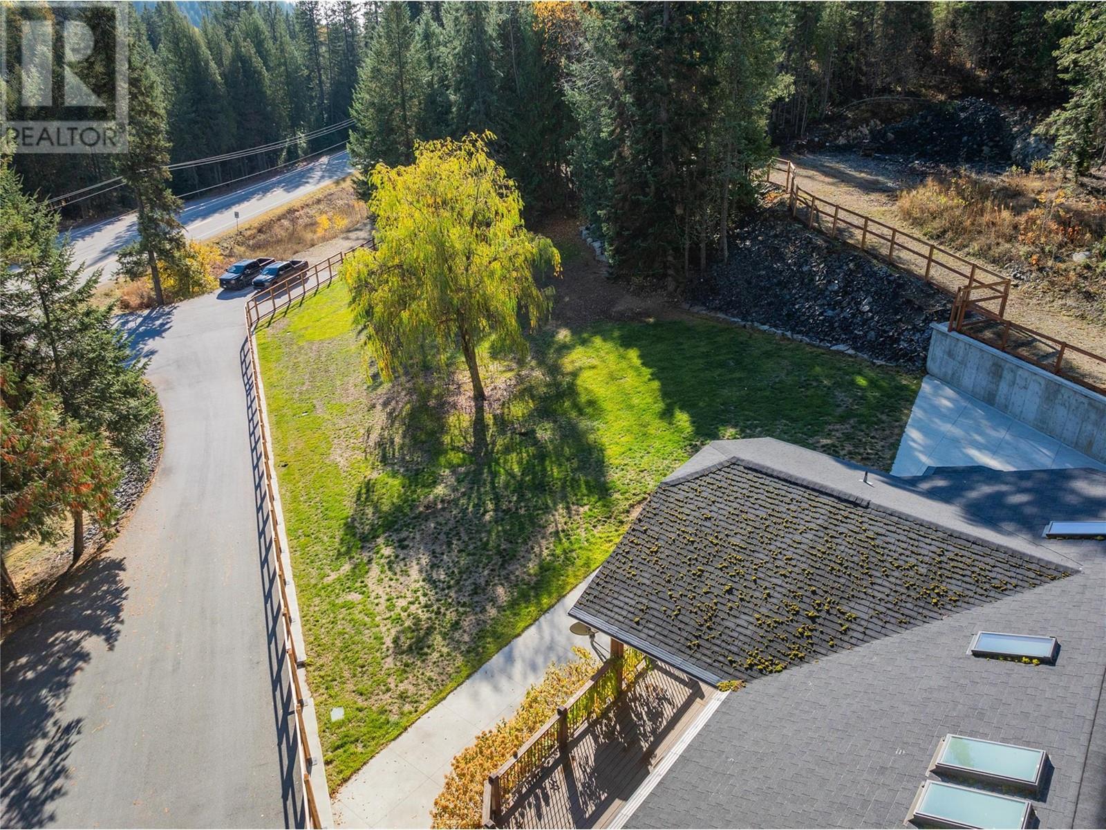 635 Highway 22 Highway, Rossland, British Columbia  V0G 1Y0 - Photo 3 - 10345176
