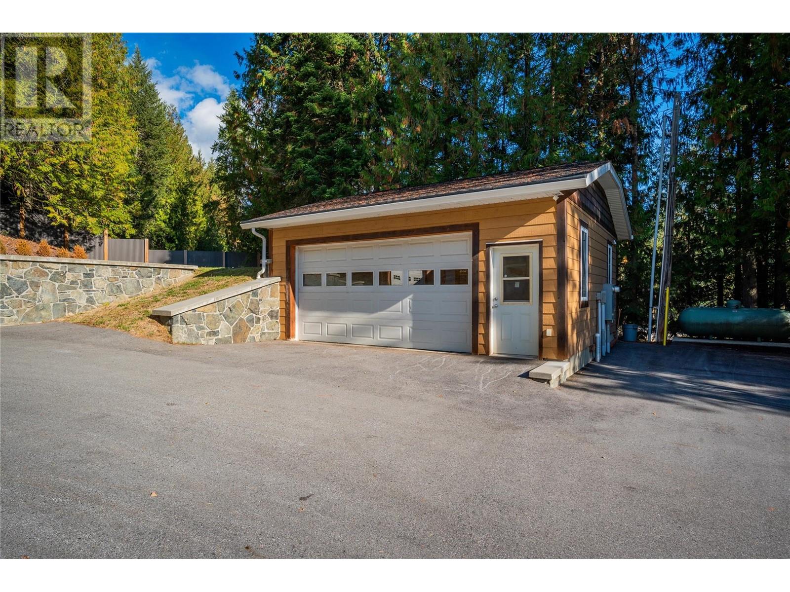 635 Highway 22 Highway, Rossland, British Columbia  V0G 1Y0 - Photo 51 - 10345176