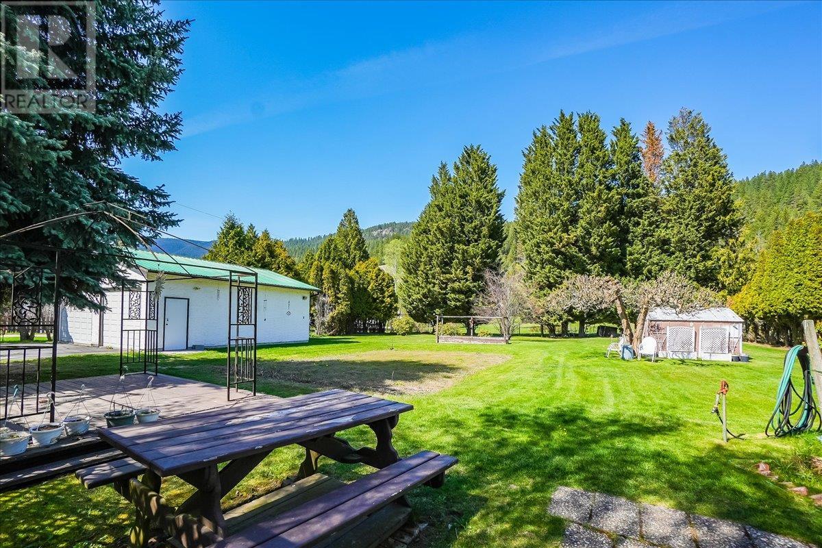 3045 Charleston Avenue, Castlegar, British Columbia  V0G 1X0 - Photo 10 - 10344952