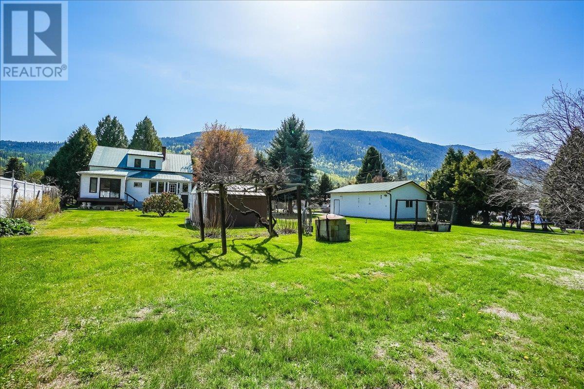 3045 Charleston Avenue, Castlegar, British Columbia  V0G 1X0 - Photo 11 - 10344952