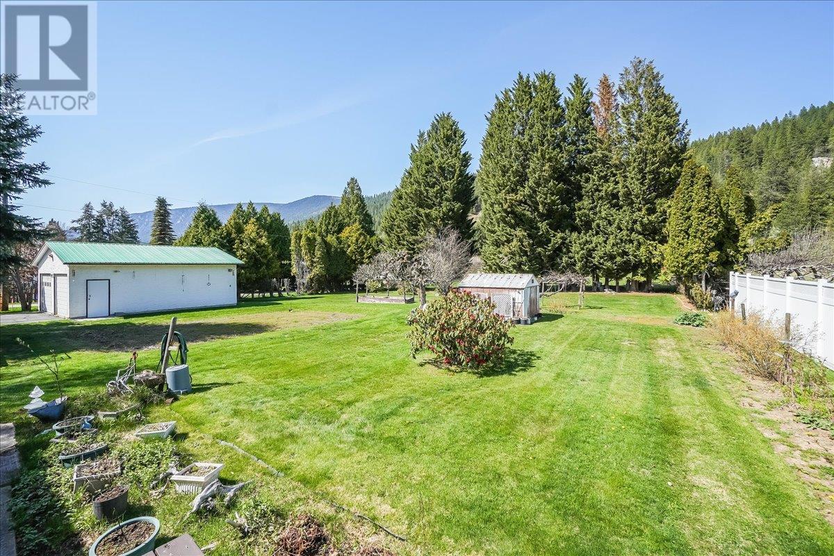 3045 Charleston Avenue, Castlegar, British Columbia  V0G 1X0 - Photo 12 - 10344952