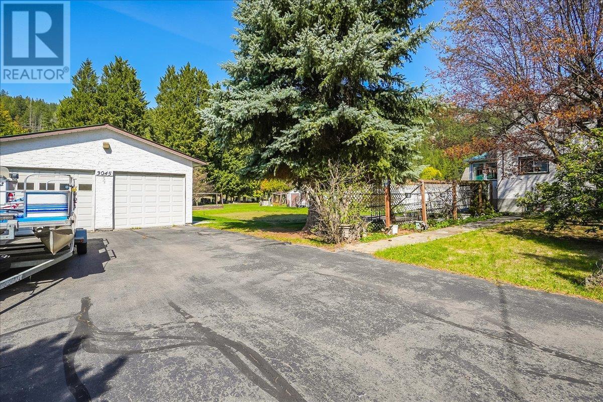 3045 Charleston Avenue, Castlegar, British Columbia  V0G 1X0 - Photo 13 - 10344952