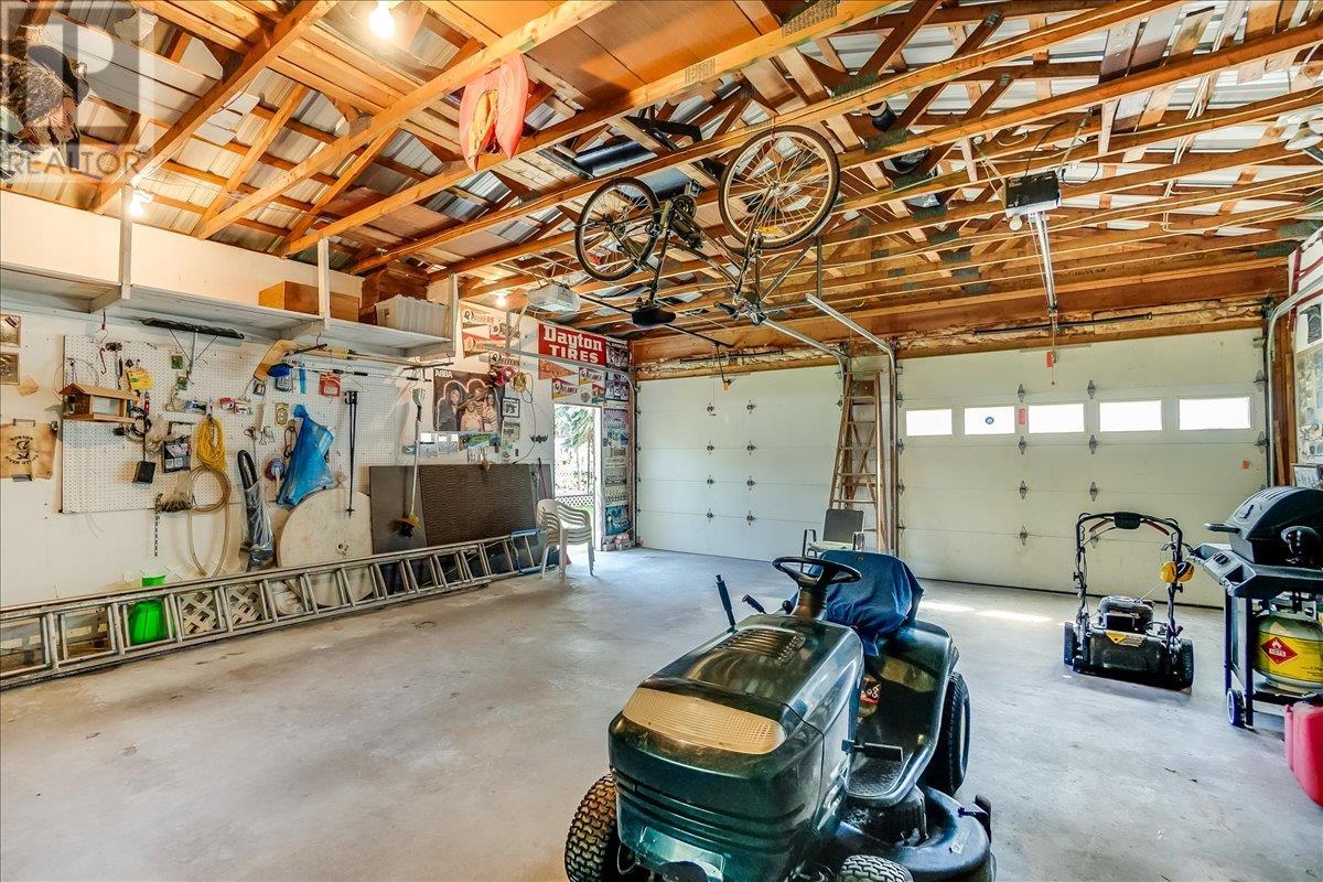 3045 Charleston Avenue, Castlegar, British Columbia  V0G 1X0 - Photo 14 - 10344952